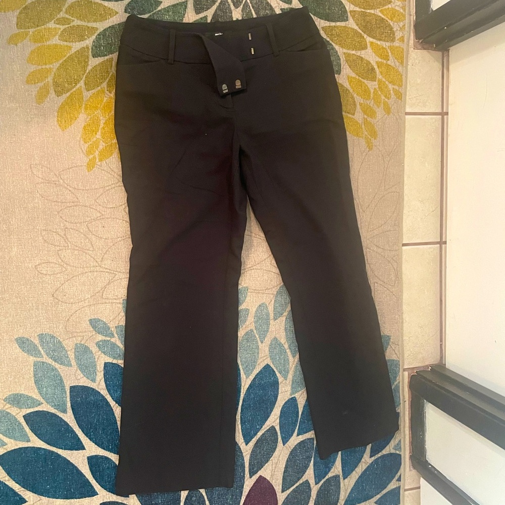 Mossimo Black dress pants with 4 pockets, and zipper clasp and button closure.